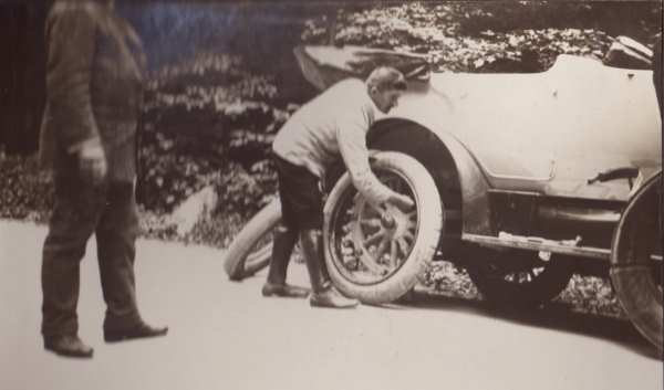 Autopanne, Reifenwechsel  1906